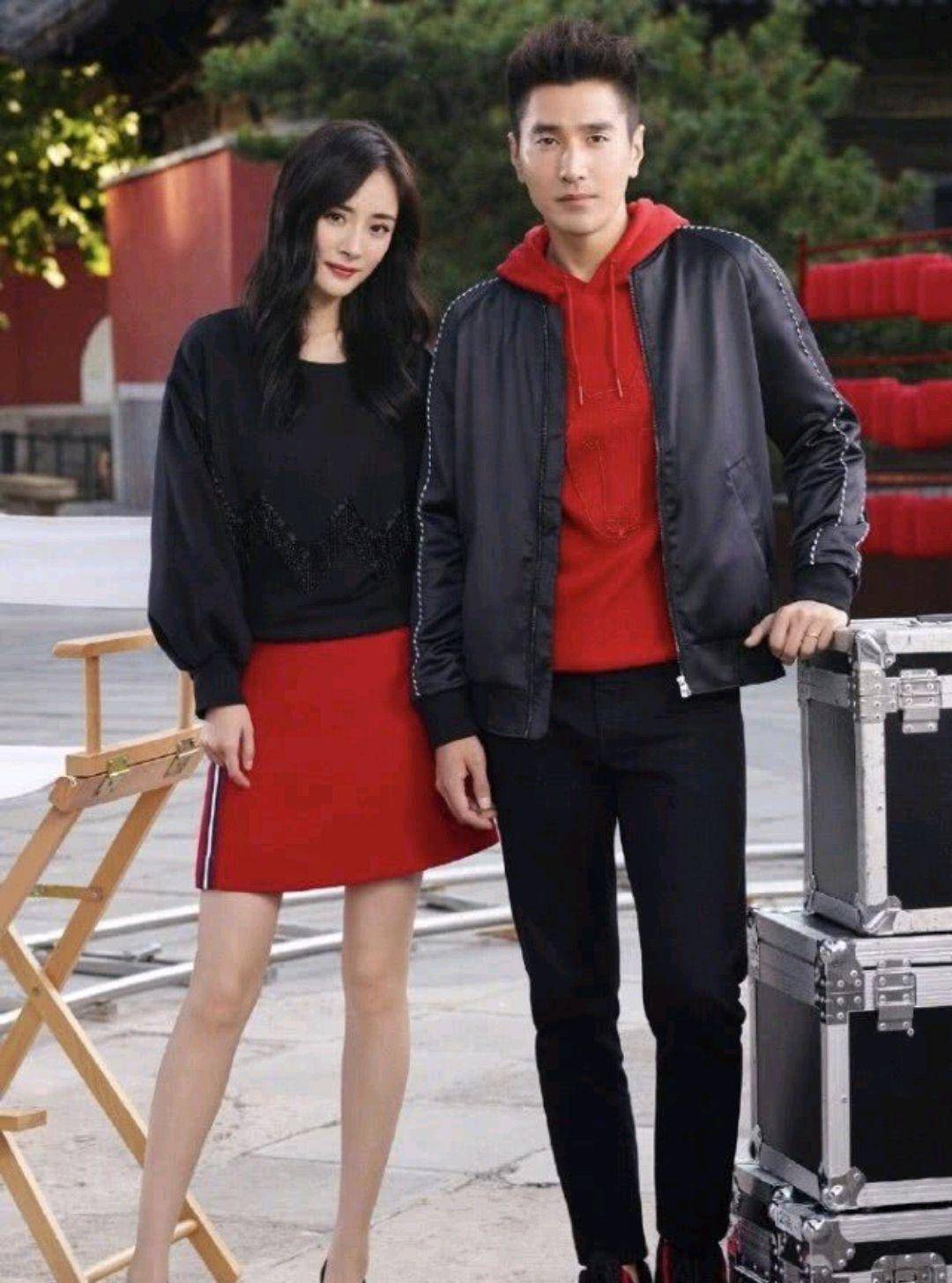 杨幂和赵又廷再次合体,穿红色针织衫配休闲裤,美出"四海八荒"_穿着