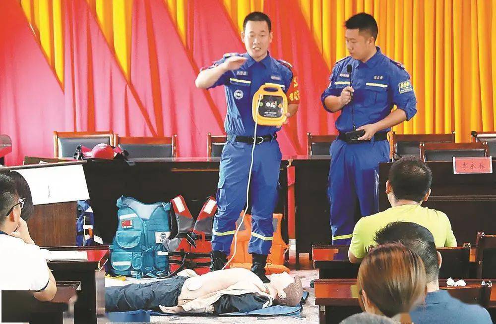 2022年7月26日,徐晓峰(左一)在郎溪县姚村镇举办防溺水安全知识靳座
