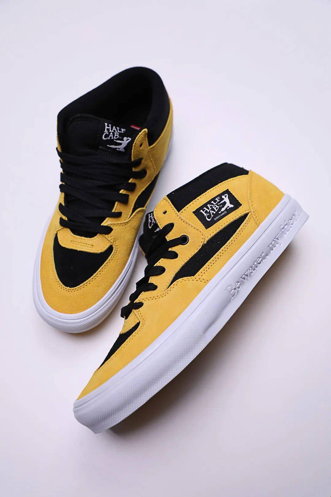 此次的bruce lee x vans half cab采用李小龙标志性的黑黄配色同时在