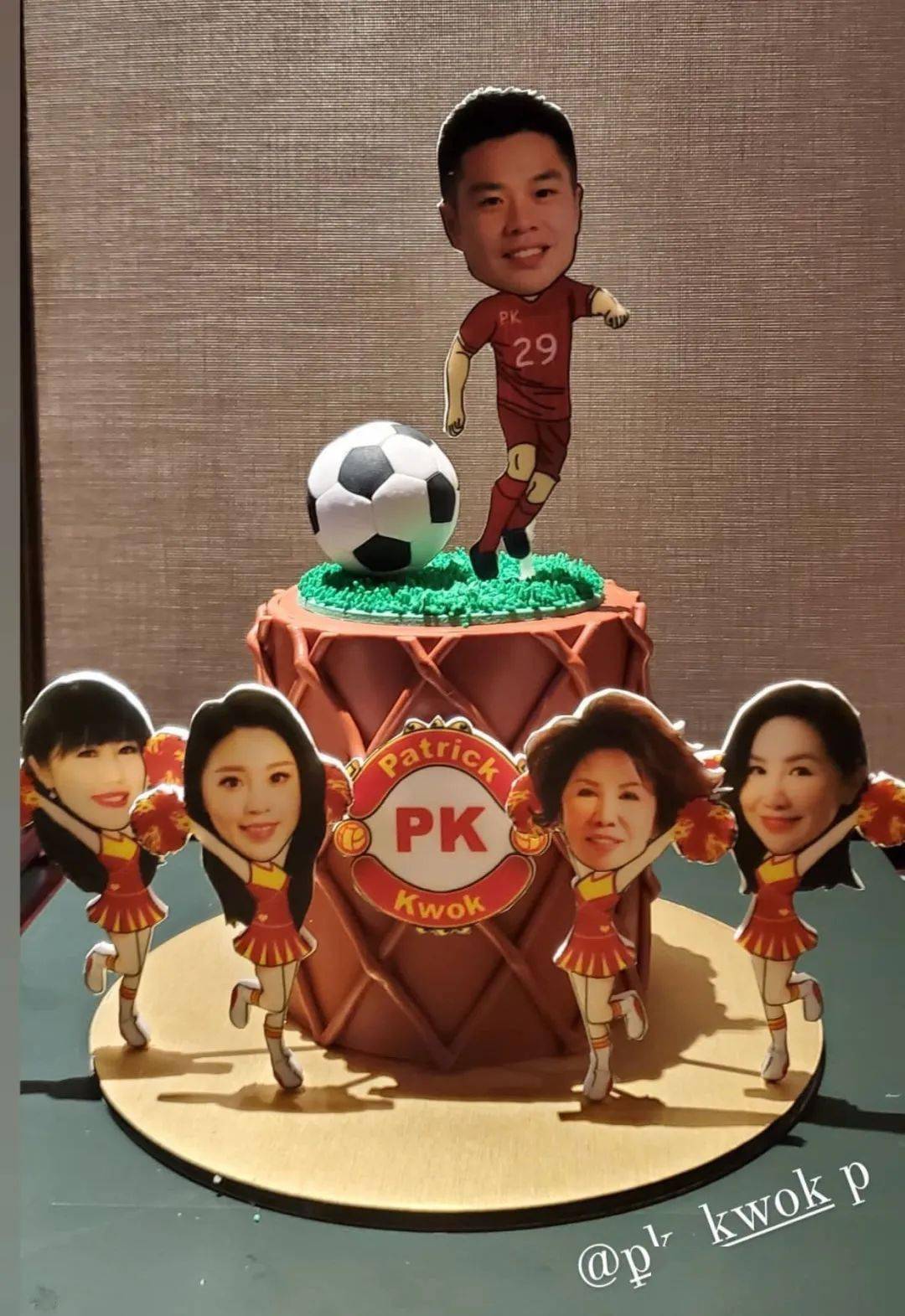 去年6月郭浩泉29岁生日时的蛋糕是郭家三个女人