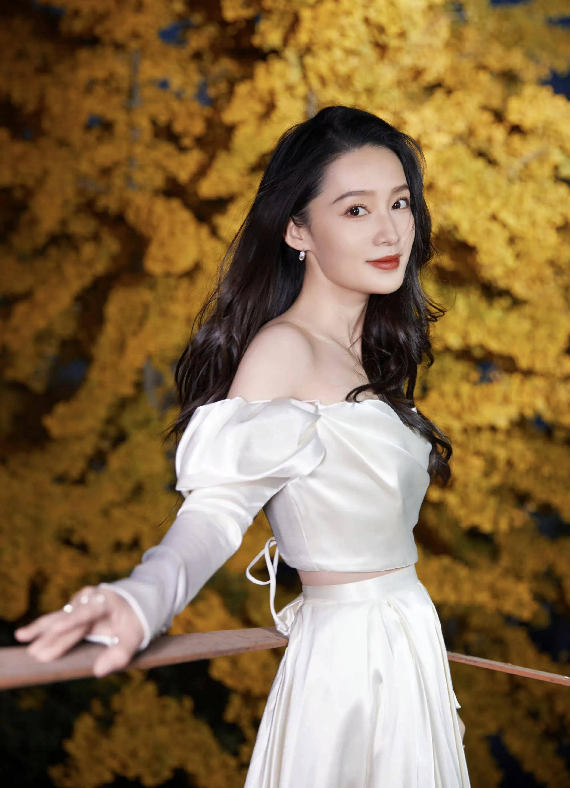 女星李沁时尚写真:窈窕淑女,娇小玲珑