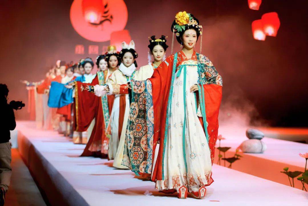"蜀红冠天下"国际汉服设计大赛颁奖礼在成都完美落幕!_产业_创意_版权