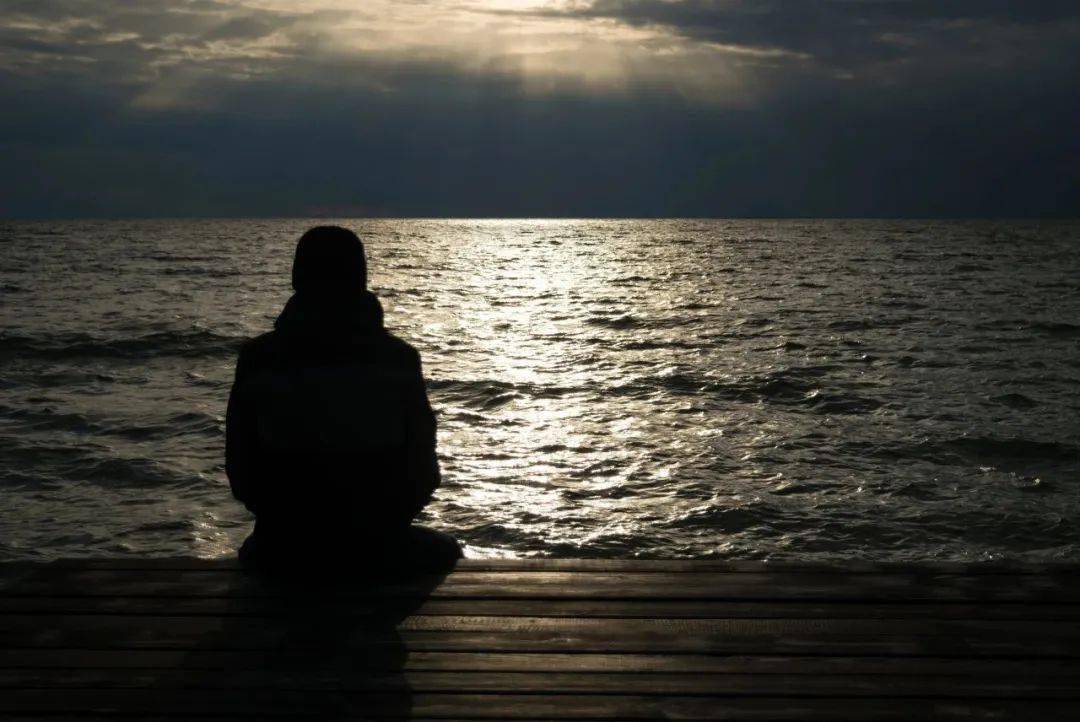 在肯顿离开的二十年中,他常常透过某一扇门看到她映在窗前的侧影.