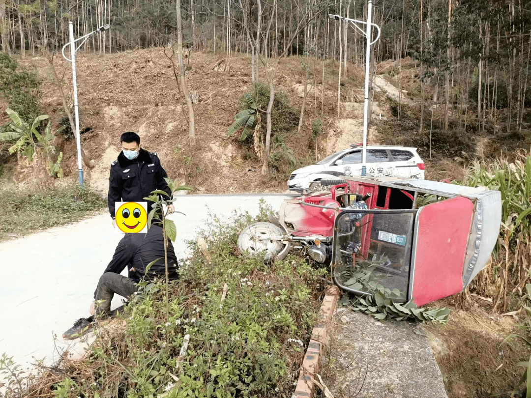 马山林圩一三轮车侧翻,驾驶员被困,他们紧急救助!_检查_车身_田埂