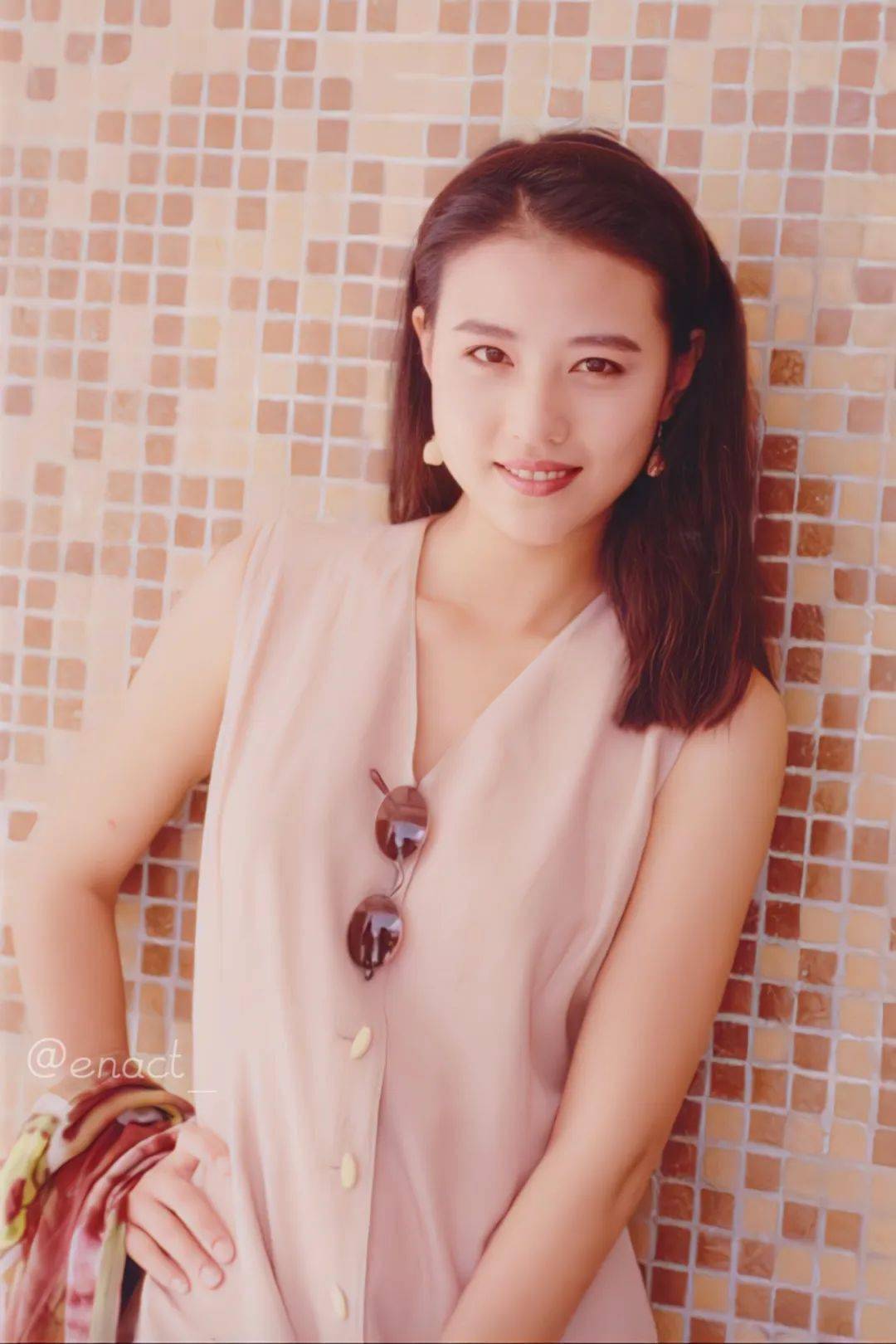 殊不知,正是这些「不标志」的特色,让年轻时的周海媚美出天际