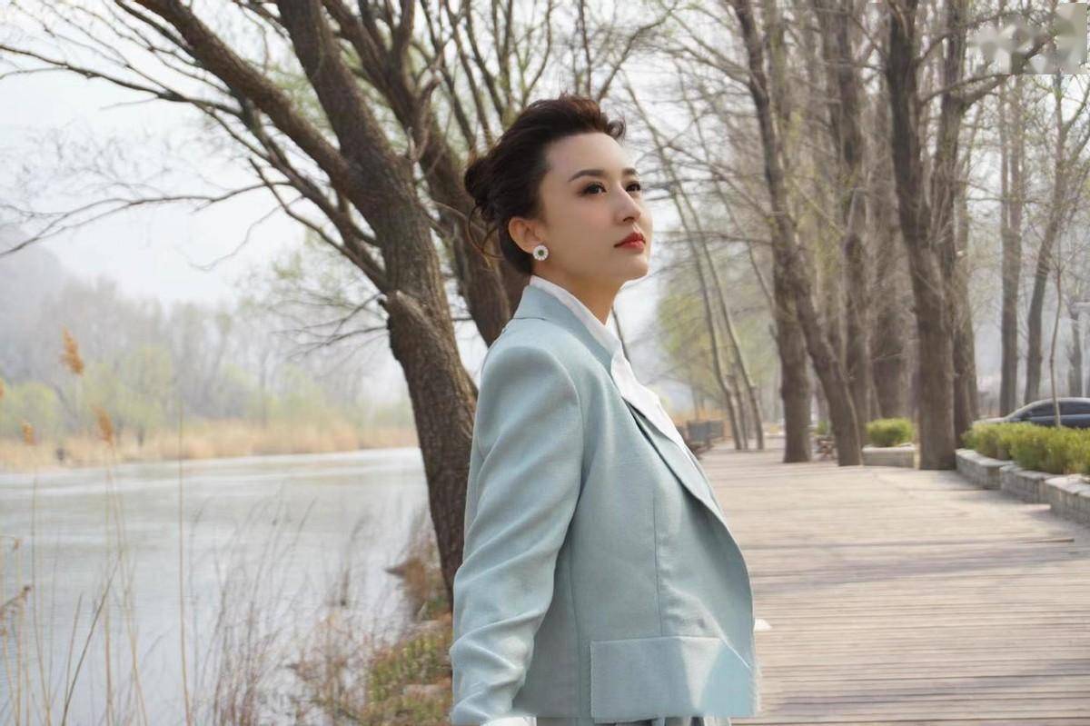 央视名嘴张蕾挺会打扮,短西装配衬衫优雅知性,身材比例不输模特