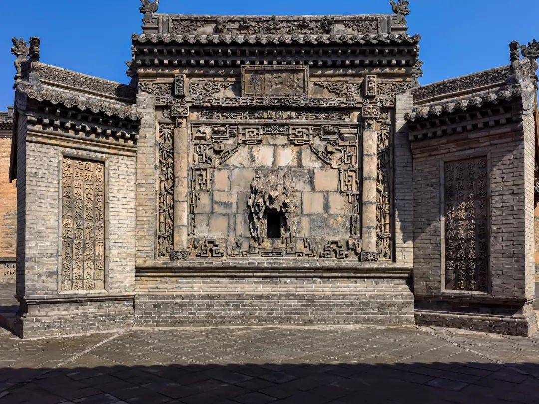 山西晋中常家庄园敦仁府影壁 / 清敦仁府"敦仁睦里"影壁呈雁翅形,雕工