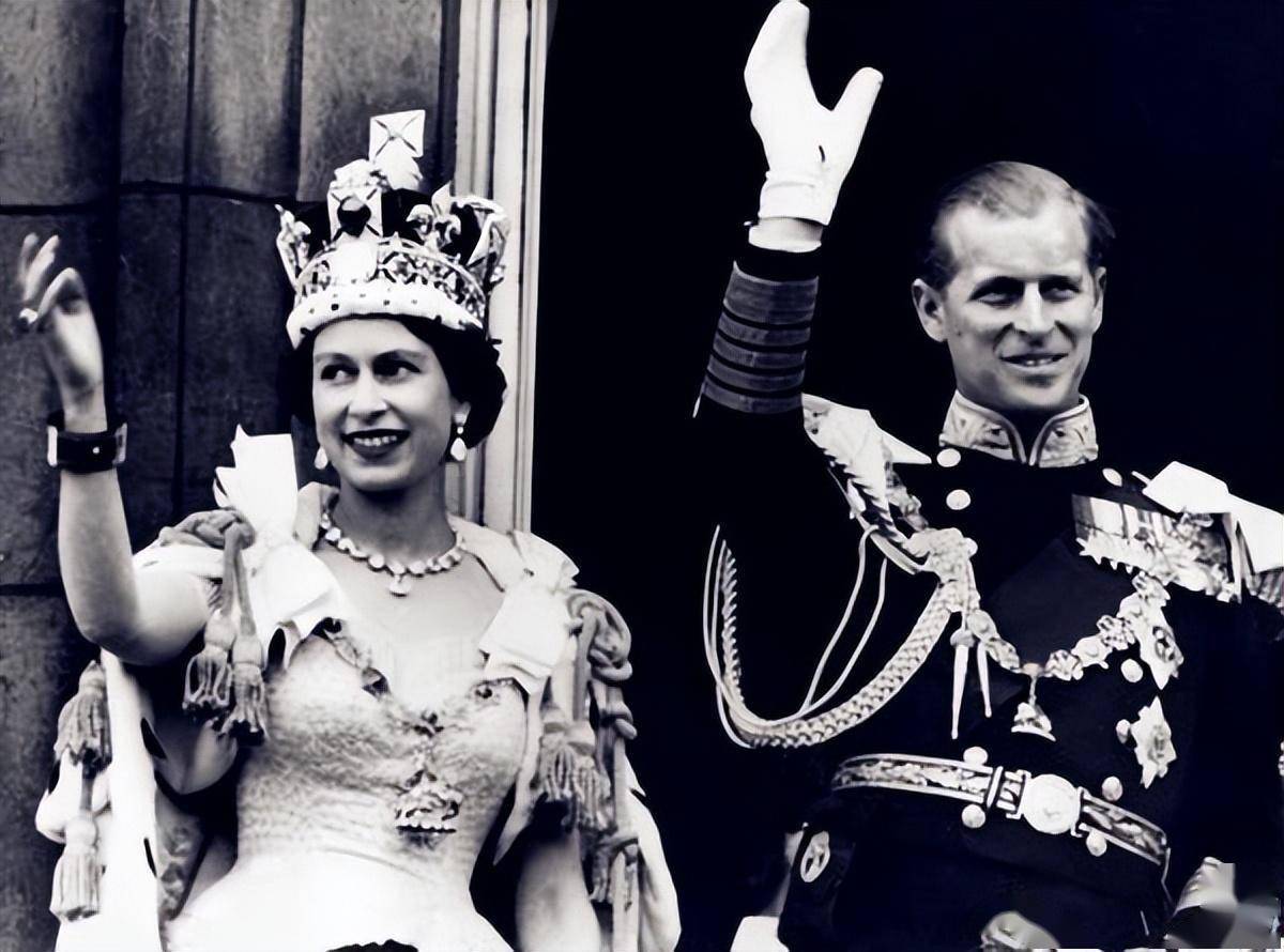 1992年,戴安娜在泰姬陵前长凳独坐,大红色西装和笑难掩内心孤独