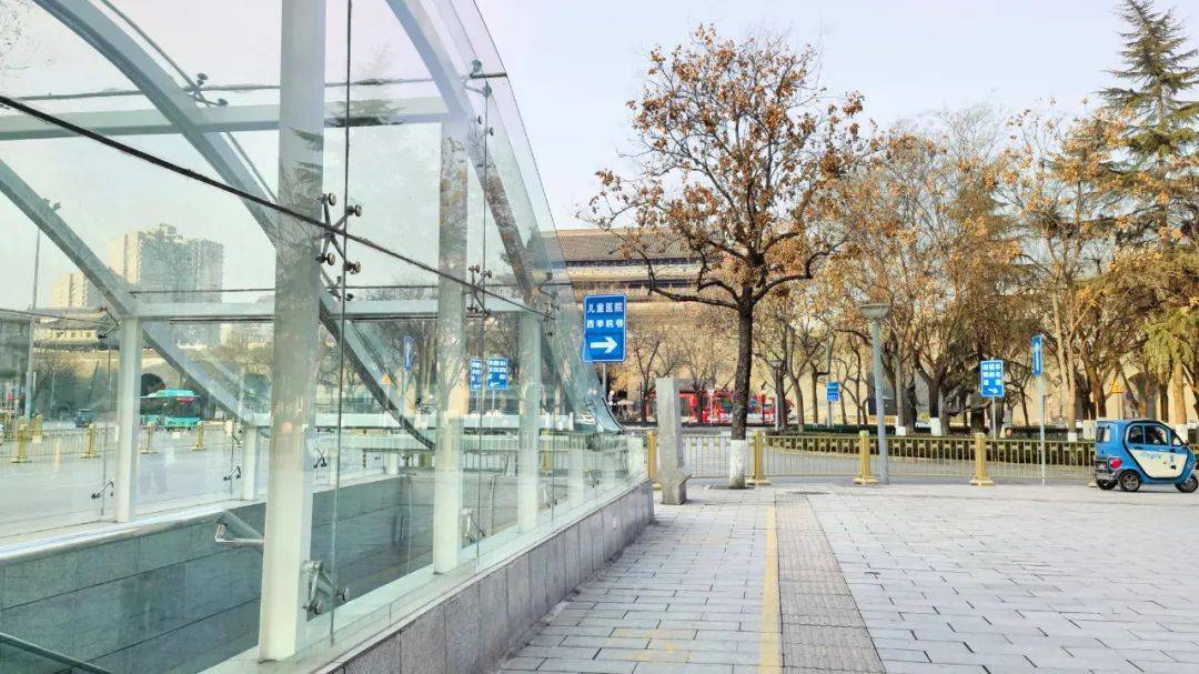 告广大家长:"桥梓口(市儿童医院站)到了!