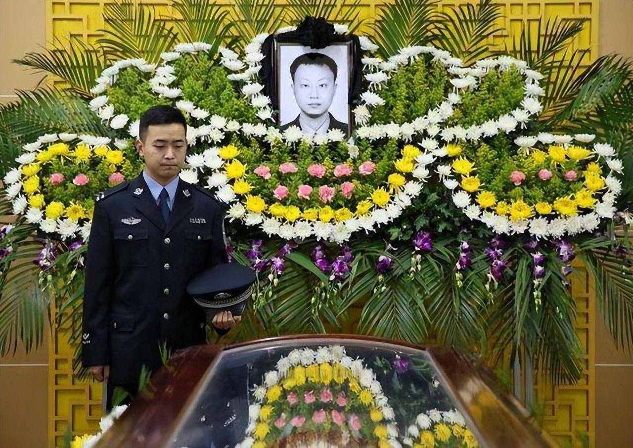 98年3岁小孩走失被民警送回,20年后再见恩人,可惜却是在殡仪馆_杨雪峰