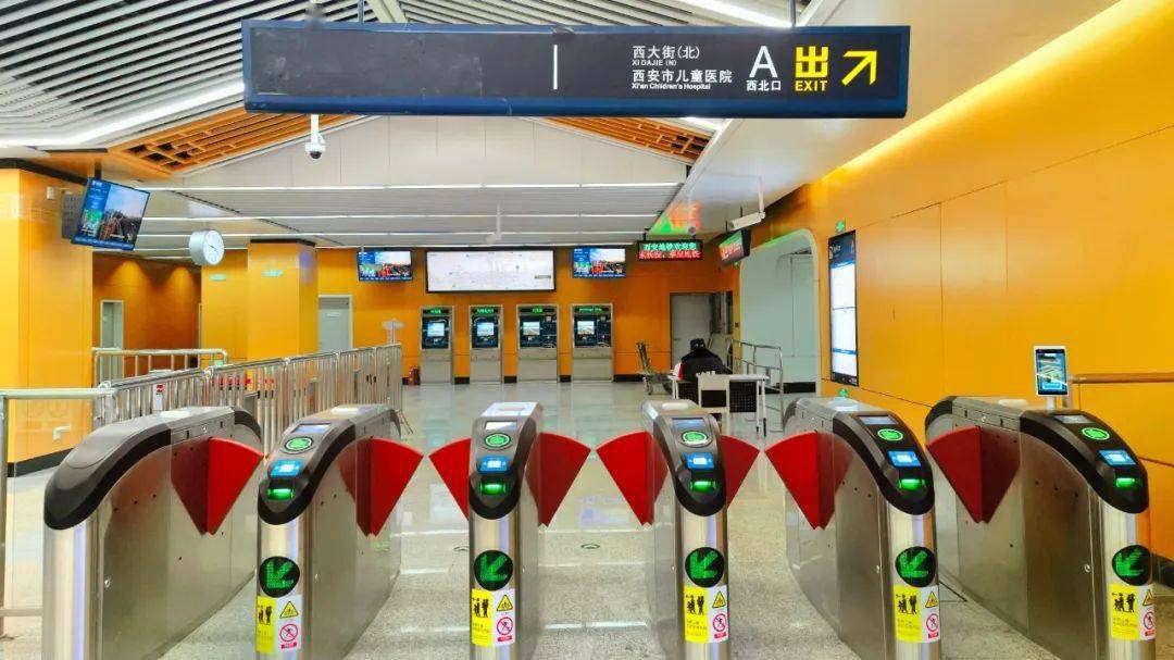 告广大家长:"桥梓口(市儿童医院站)到了!