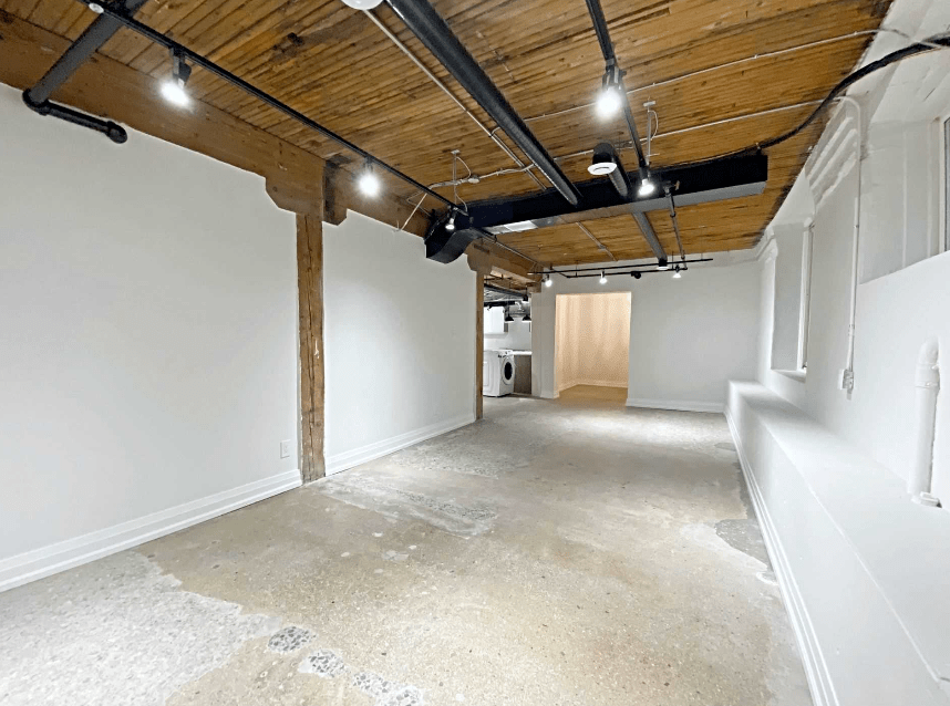 虽然在地下室,但是空间宽敞,通风良好,天花板也很高.