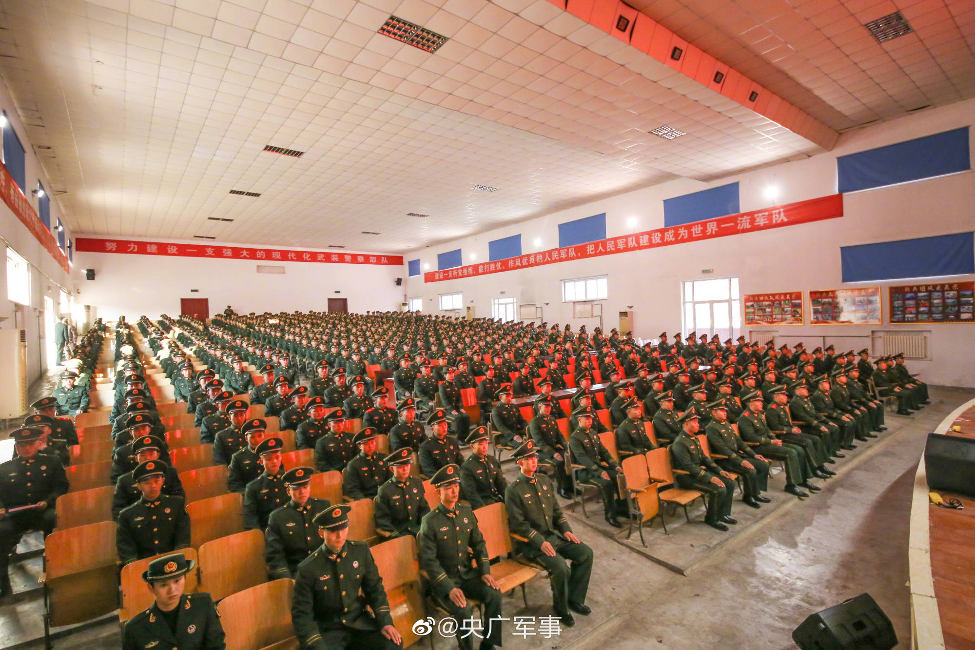 光荣时刻!武警千余名新兵授衔_警衔_列兵_淬火