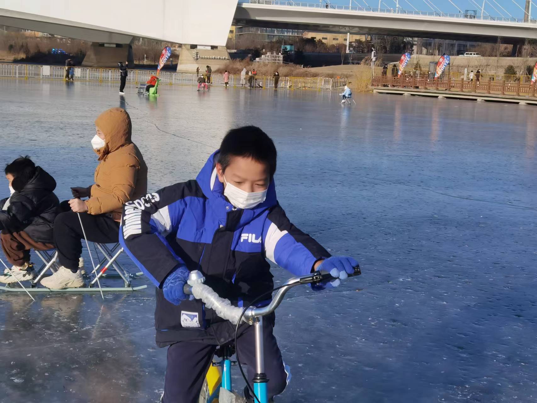 市民在石景山区莲石湖冰场尽情体验冰上运动乐趣_滑冰_吴镝_自行车