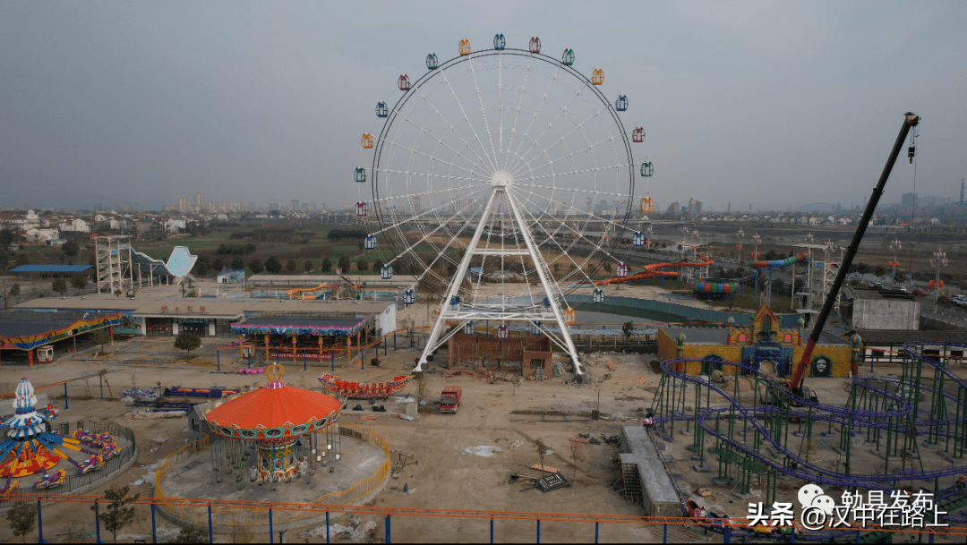 即将建成投用,其核心建筑——百米巨幅摩天轮擎立在半空中整装待发