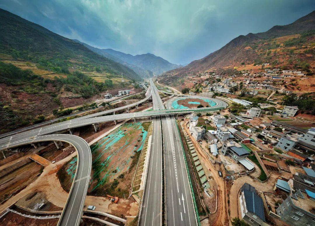 摄)凤仪立交位于大南高速主线起点,接国高网g5611大理至丽江高速公路