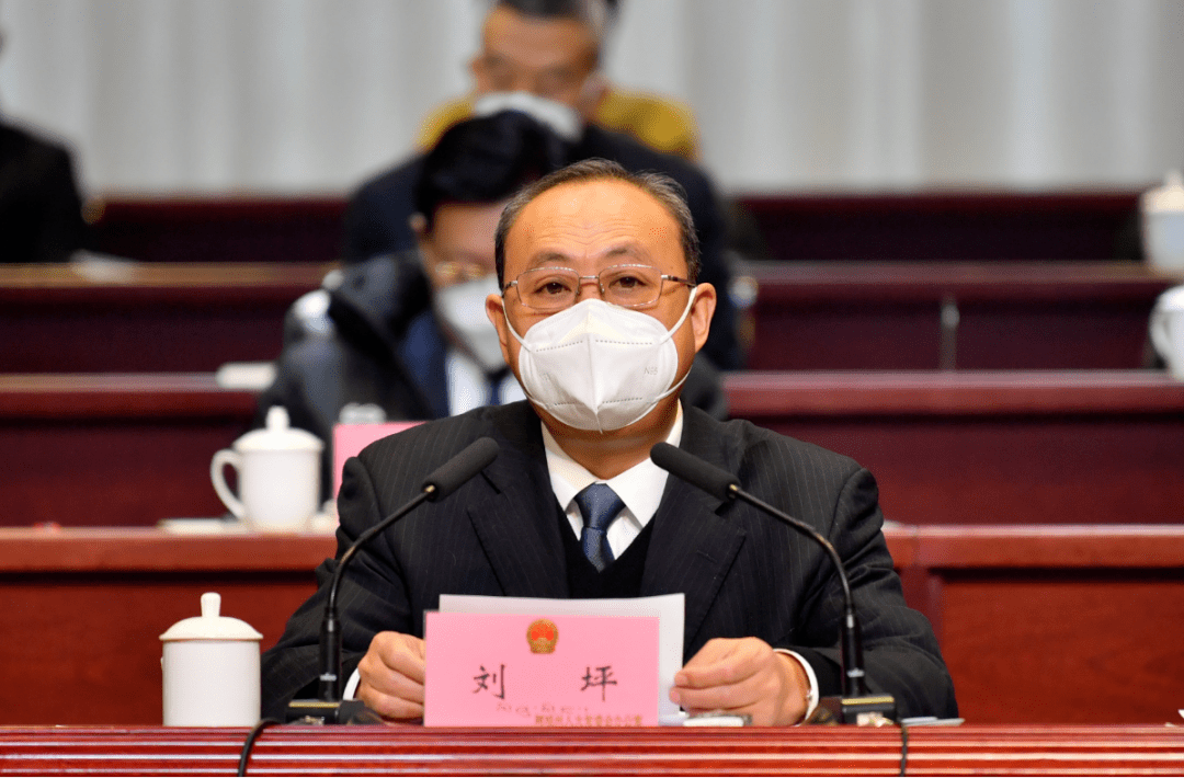 新当选的州监察委员会主任袁震,州人大常委会委员程待令,申红霞,杨健