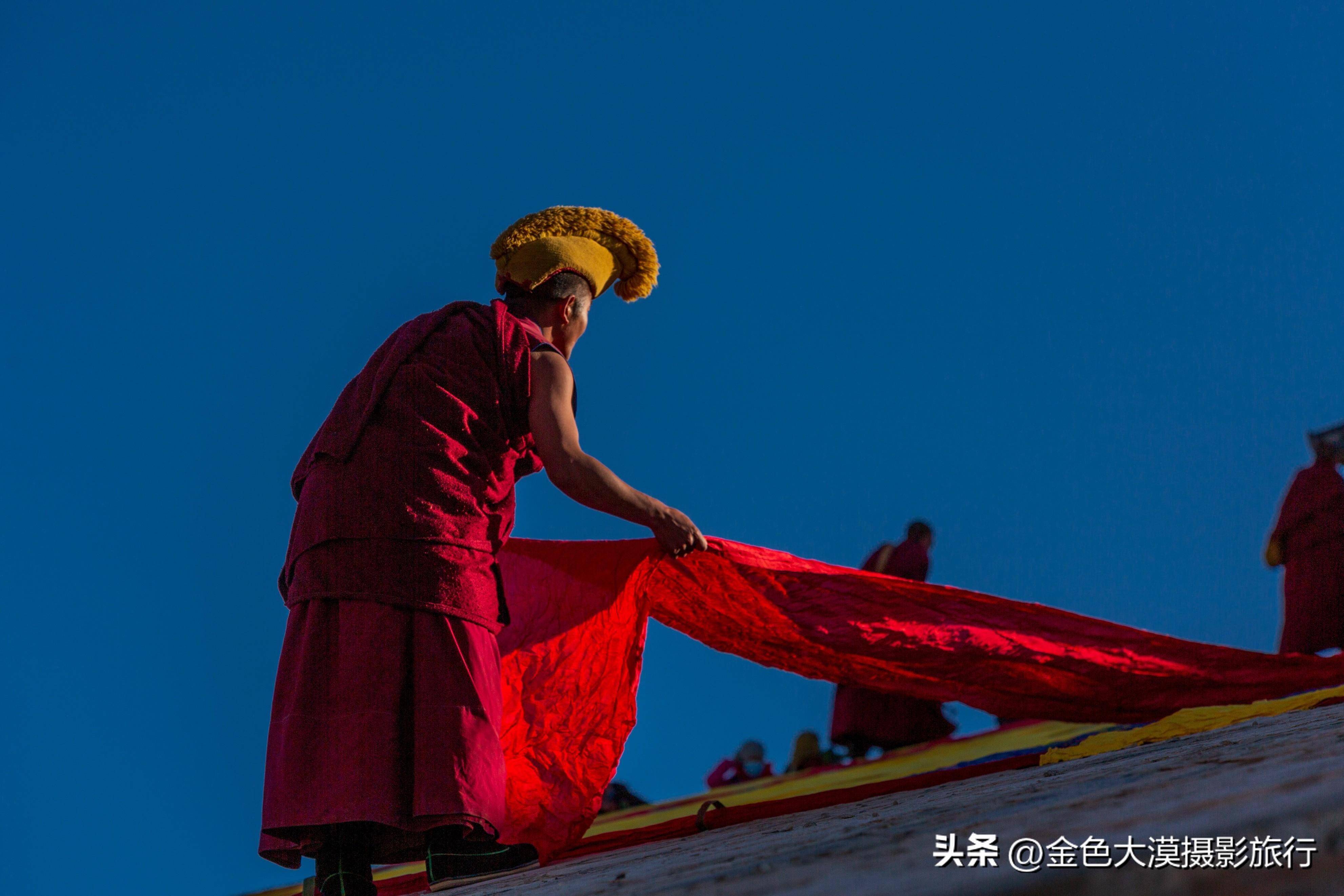 期间甘青川的藏区寺院都要举行盛大的晒佛,跳法舞,藏戏,转香巴等宗教