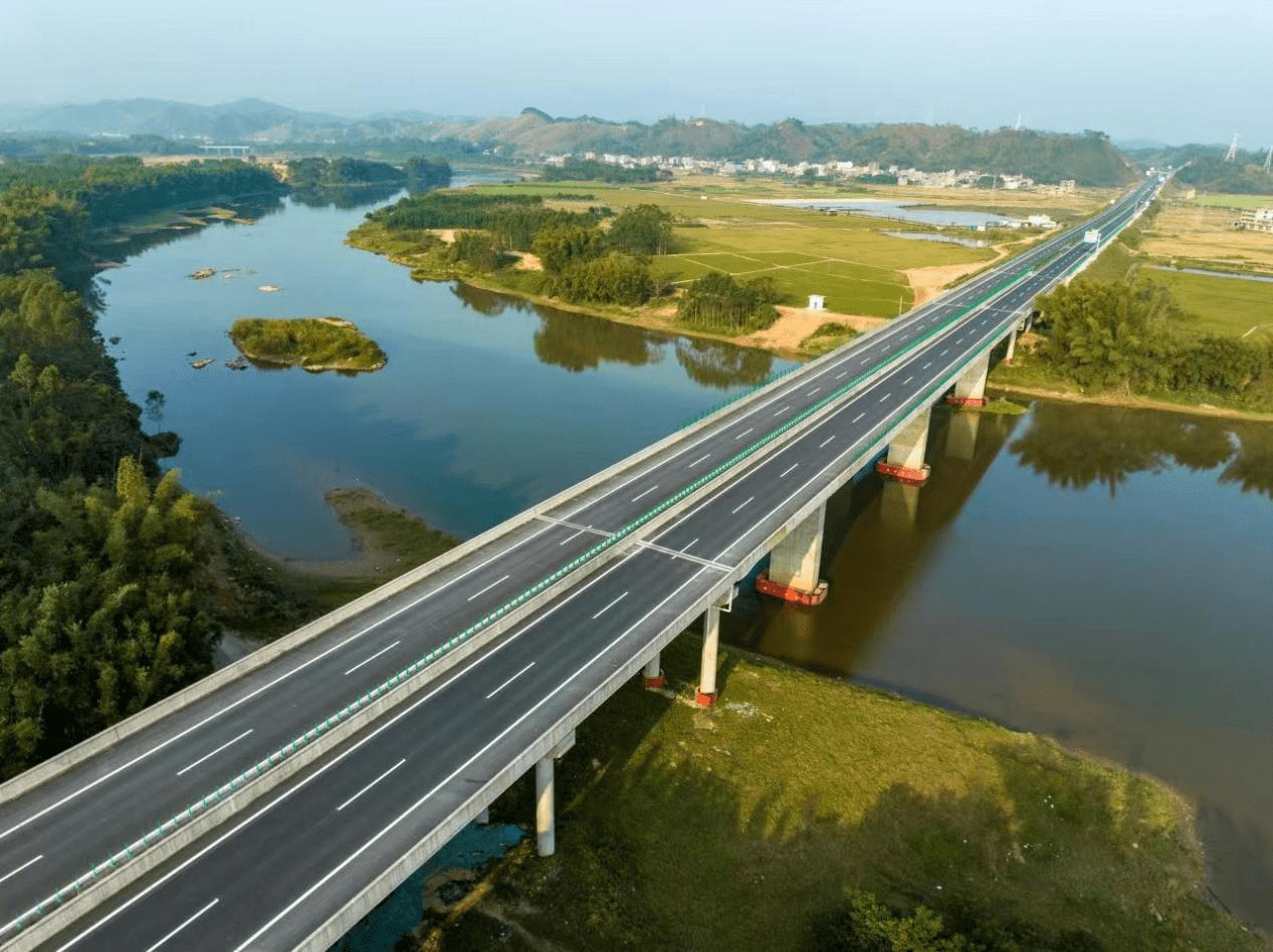 广西浦清高速公路建成通车