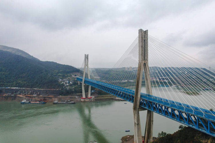 明月峡长江大桥为重庆铁路枢纽东环线重难点控制性工程,全长877点8米