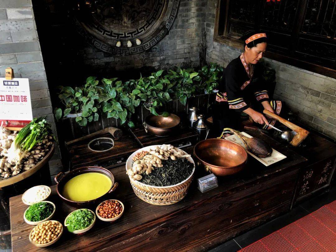 花茶锅煎出乌鸦眼在瑶族《梅山经》里这样形象地描述打油茶的过程与沏