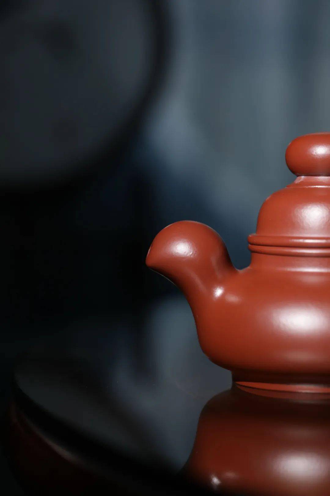 2014年设计的松鼠壶受到汪寅仙大师的点评指导,同年荣获金奖.2020年始