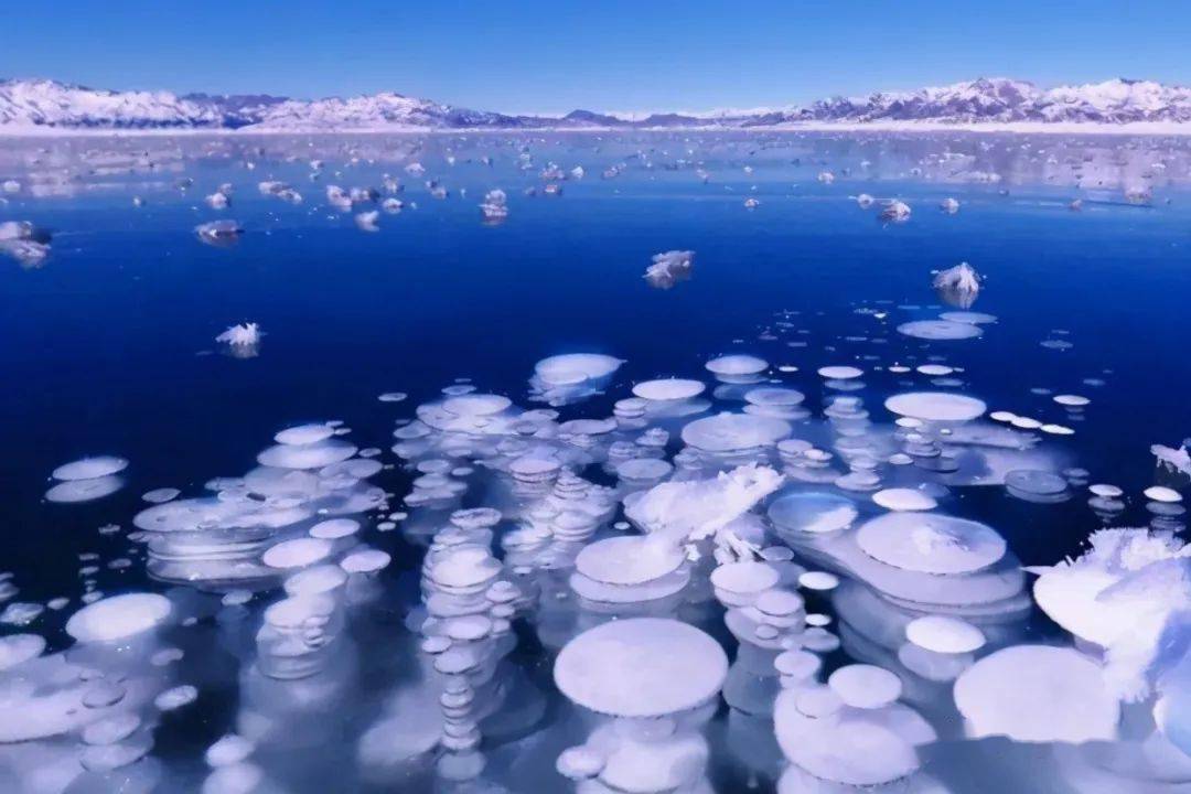 赛里木湖的蓝冰,冰泡,冰推_冰块_湖面_天空