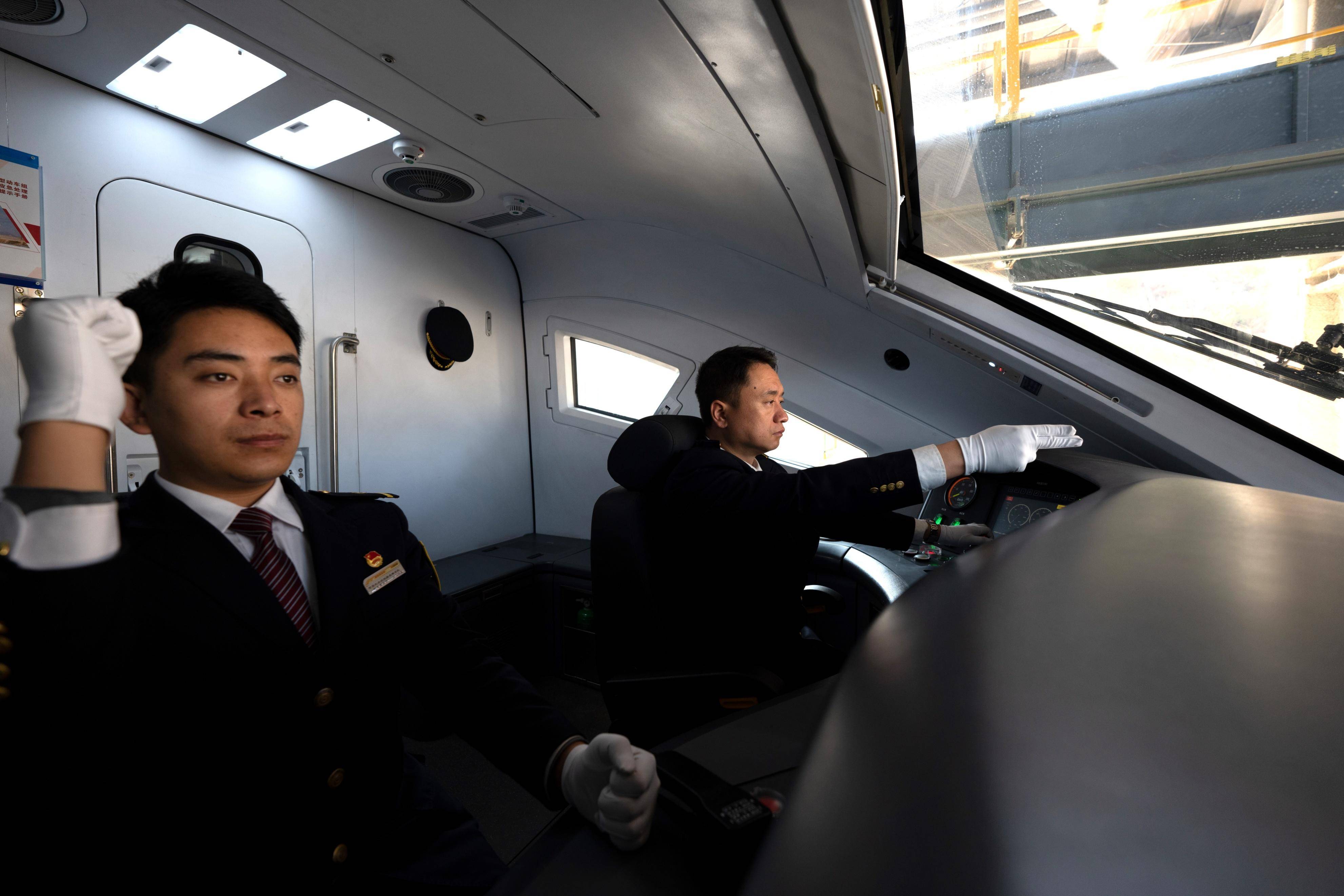 彭嘉欧 摄第一次登上复兴号动车组司机驾驶室,潘海波兴奋极了.