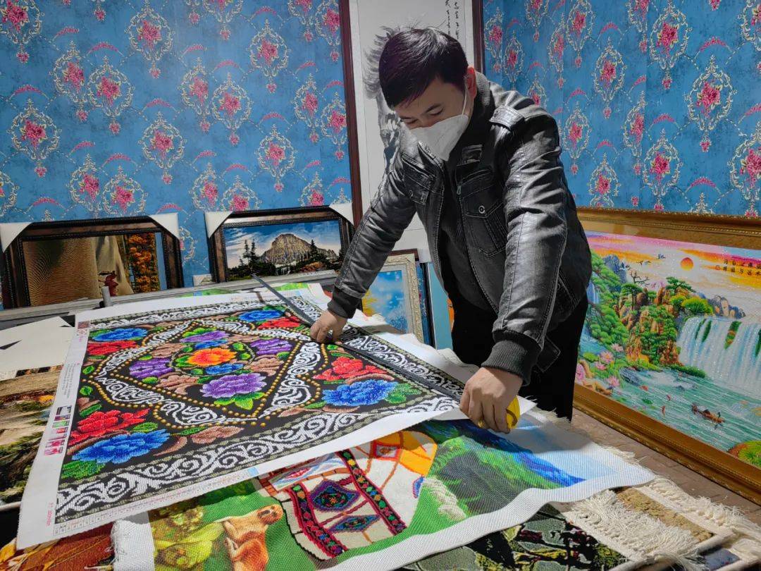 阿不都卡哈尔的新年愿望:巧手装裱美好生活_伊犁_手艺_作品