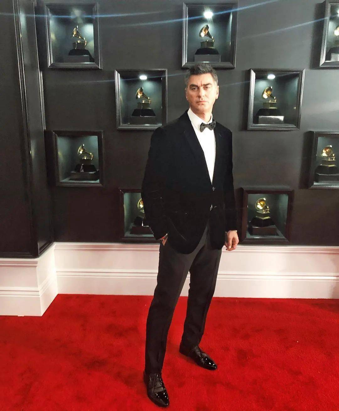 dua lipa 的爸爸颜值也颇高!_英国_家庭_美貌