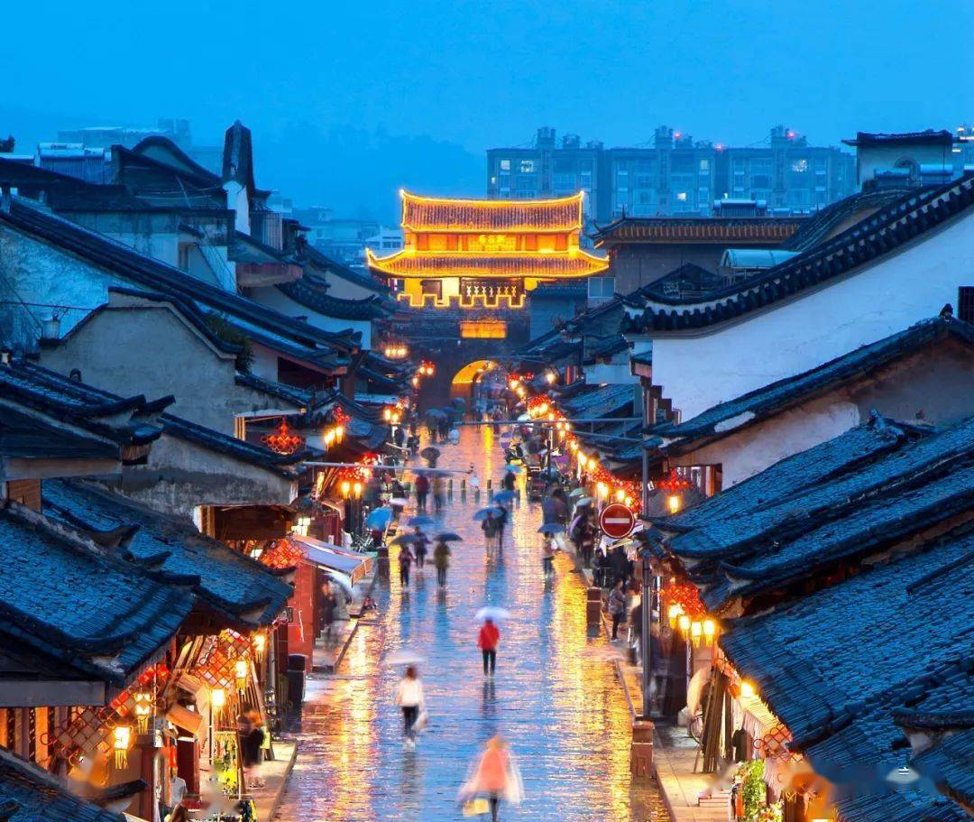 雨后的古城/周能发摄这里,能穿越时空,触摸到历史跳动的脉搏.