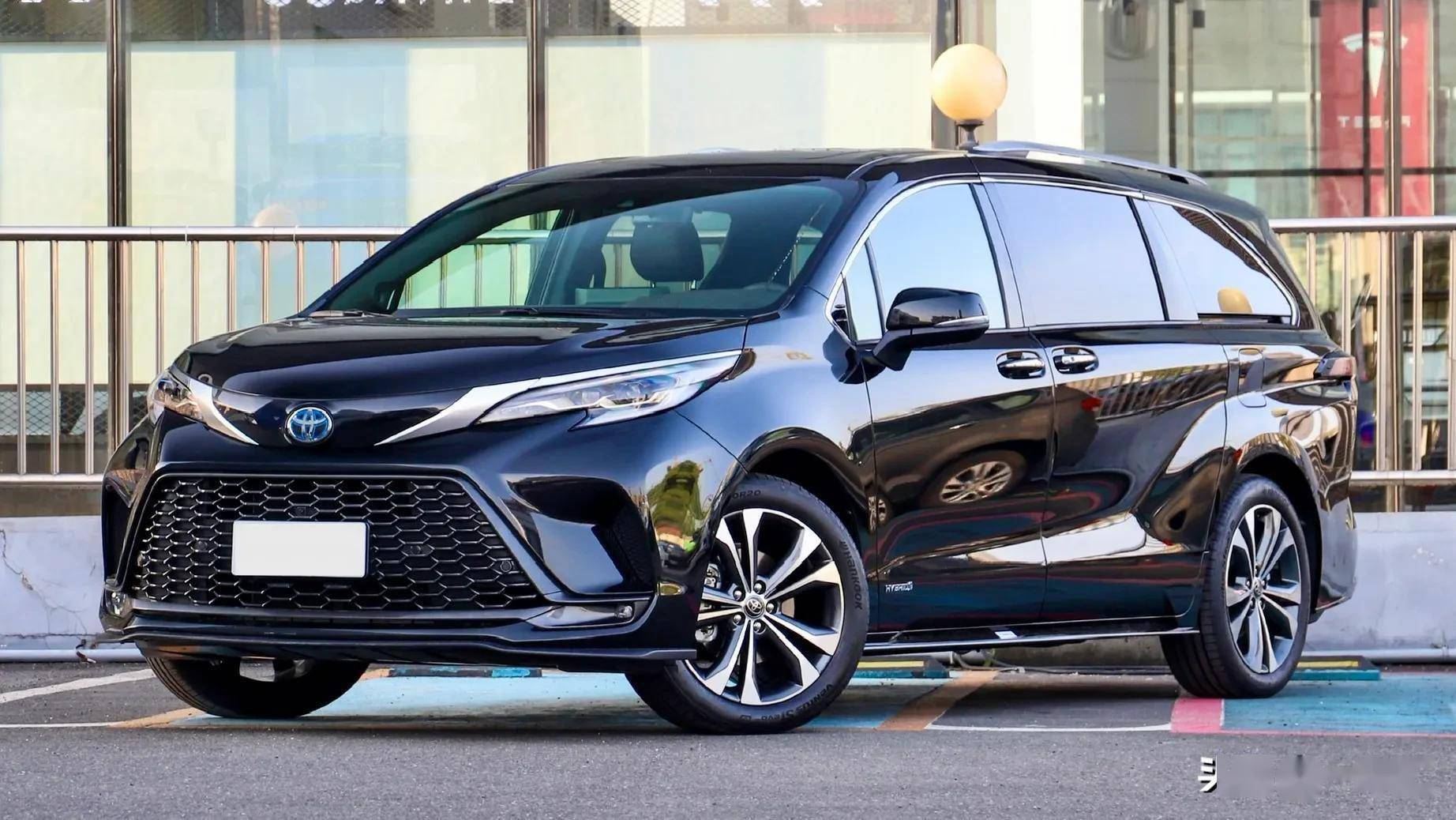 丰田格瑞维亚2.5l混动旗舰版,比起塞纳是不是年轻多了?