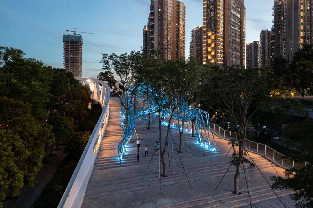 光影的潜能在此地此刻被无限延伸,广场与街区也不再是光影跃动的唯一