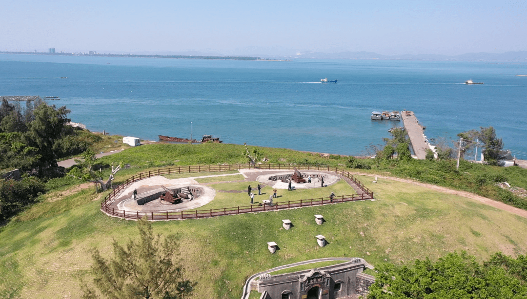 位于港口区渔澫半岛和防城区江山半岛中间,南北长约12公里,东西最宽处
