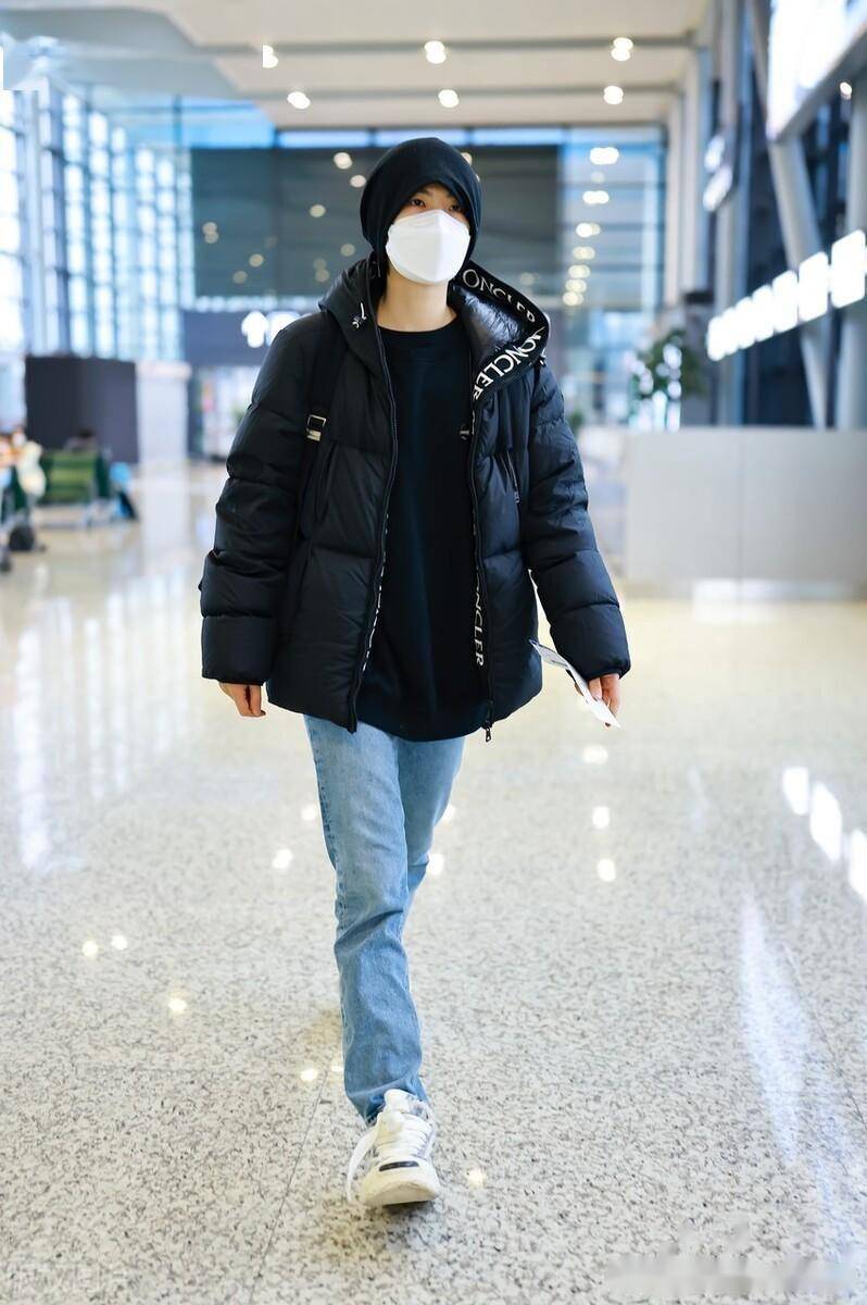 姚安娜抵达上海机场 黑色羽绒服搭配牛仔裤个性时尚