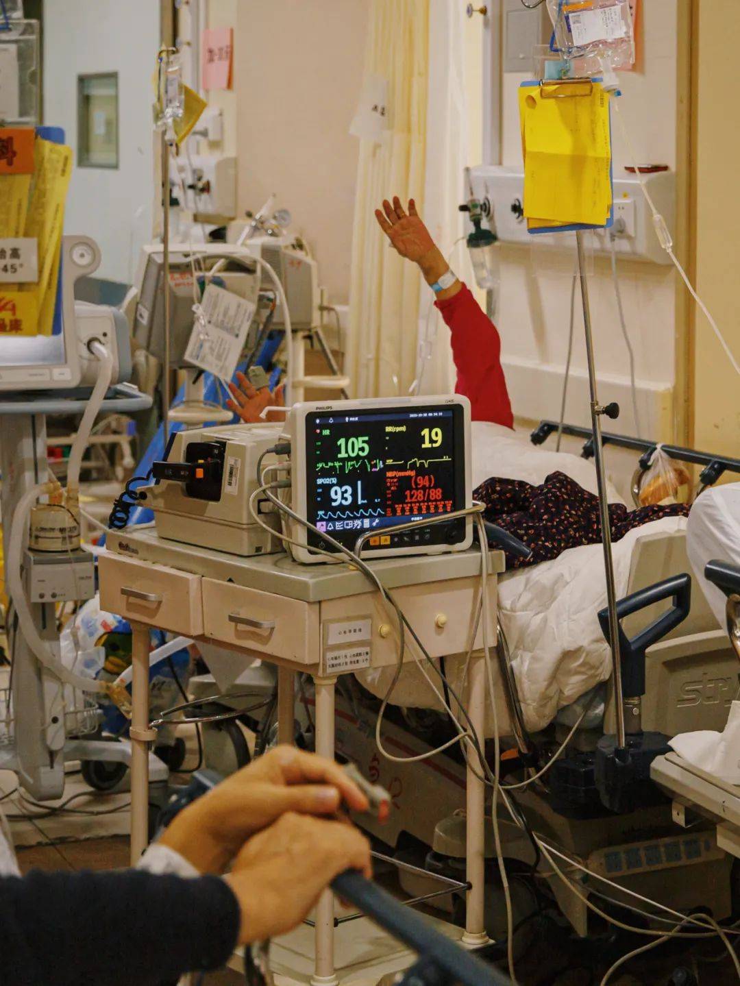 就诊高峰 朝阳医院急诊抢救室不眠夜_病床_患者_床位