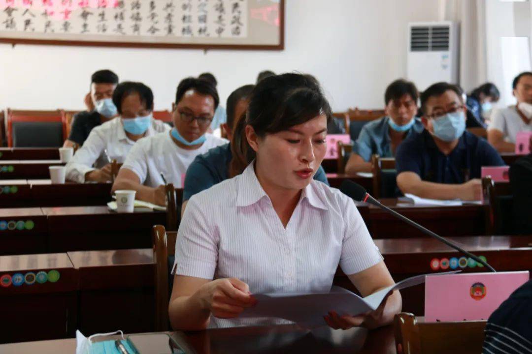 宾川县华侨庄园负责人谢明安在11月29日拿到恢复宾川县水果权证登记办