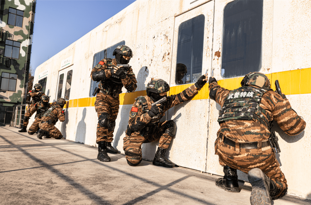 武警上海总队新年度训练画面震撼