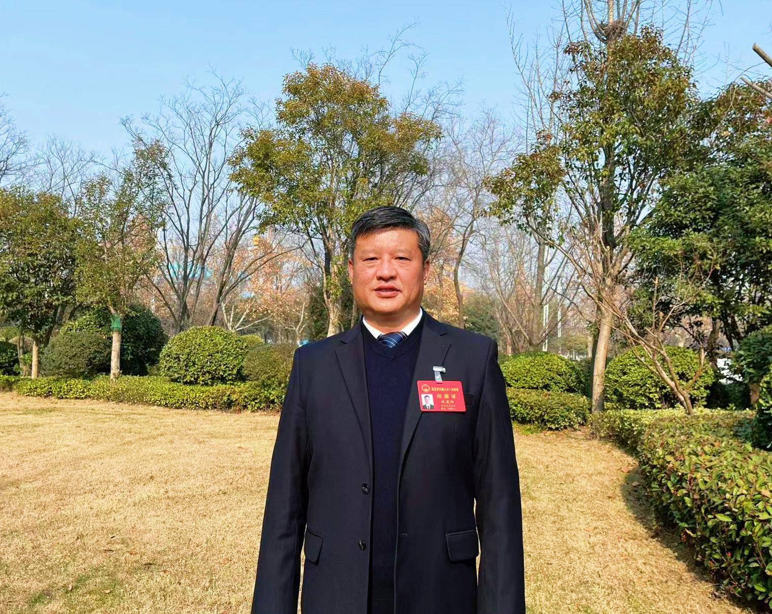 "我认真聆听了摆向阳市长作的政府工作报告,报告总结成绩实事求是