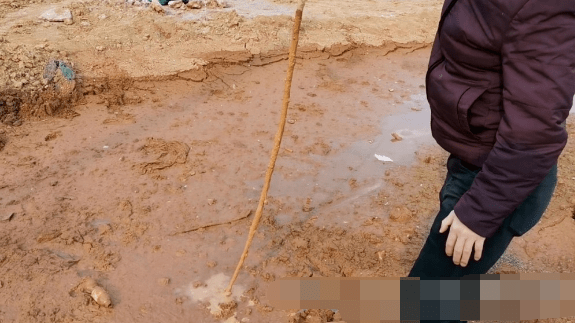 "洛阳一男孩身陷泥坑,淤泥没过胸口!绝望呼喊._渤涵_陈瑜辉_同学