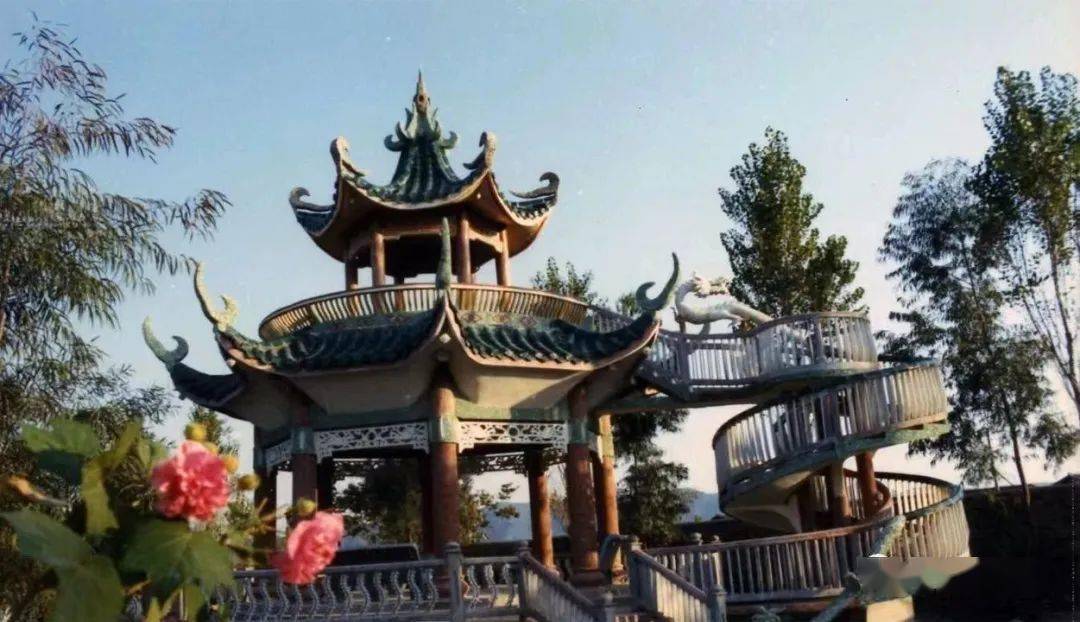 小镇公园亭子多,亭子背后故事多_盘古山镇_龙凤_美国