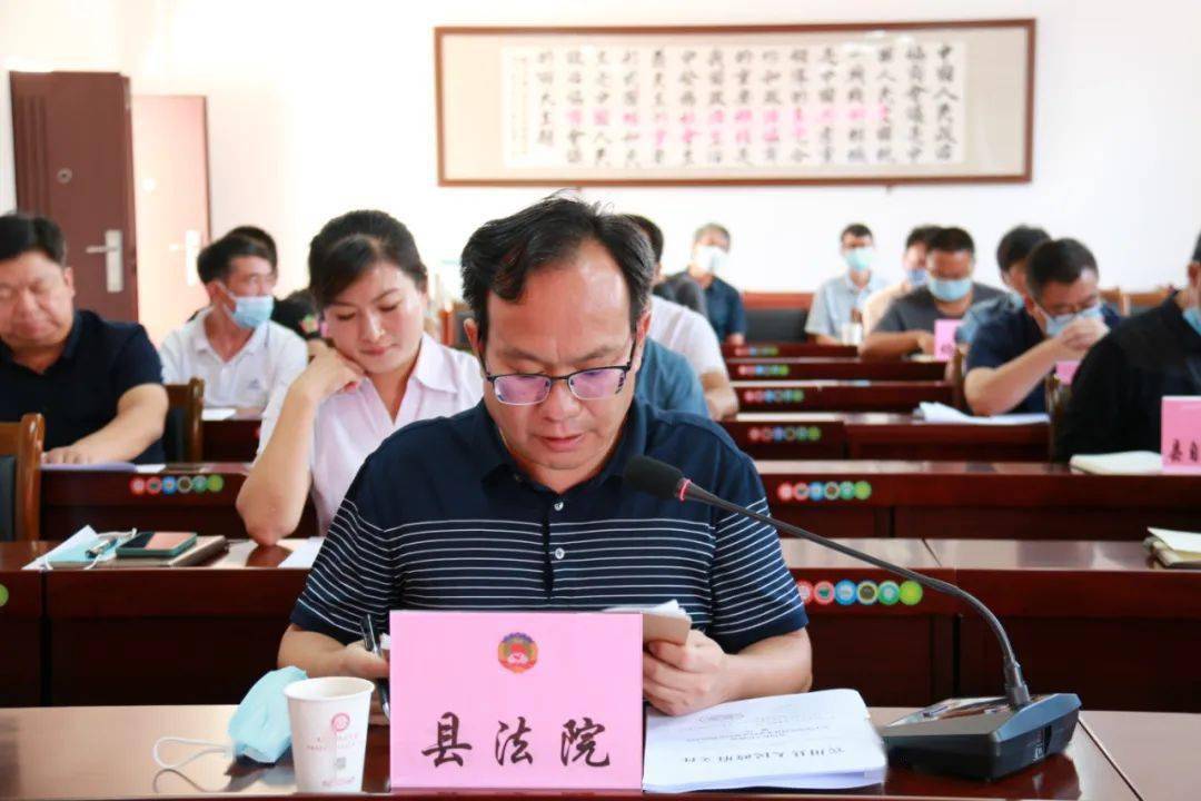 宾川县华侨庄园负责人谢明安在11月29日拿到恢复宾川县水果权证登记办