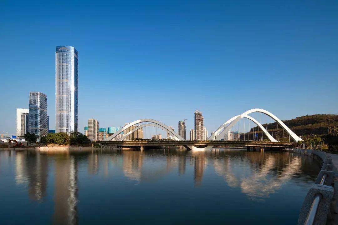 本次通车的海琴桥,位于横琴金融岛人工河的入口处,桥体钢结构主拱高58