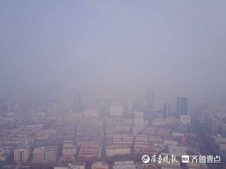 济南市区雾气弥漫,远处建筑物隐入雾中_齐鲁_能见度_空气