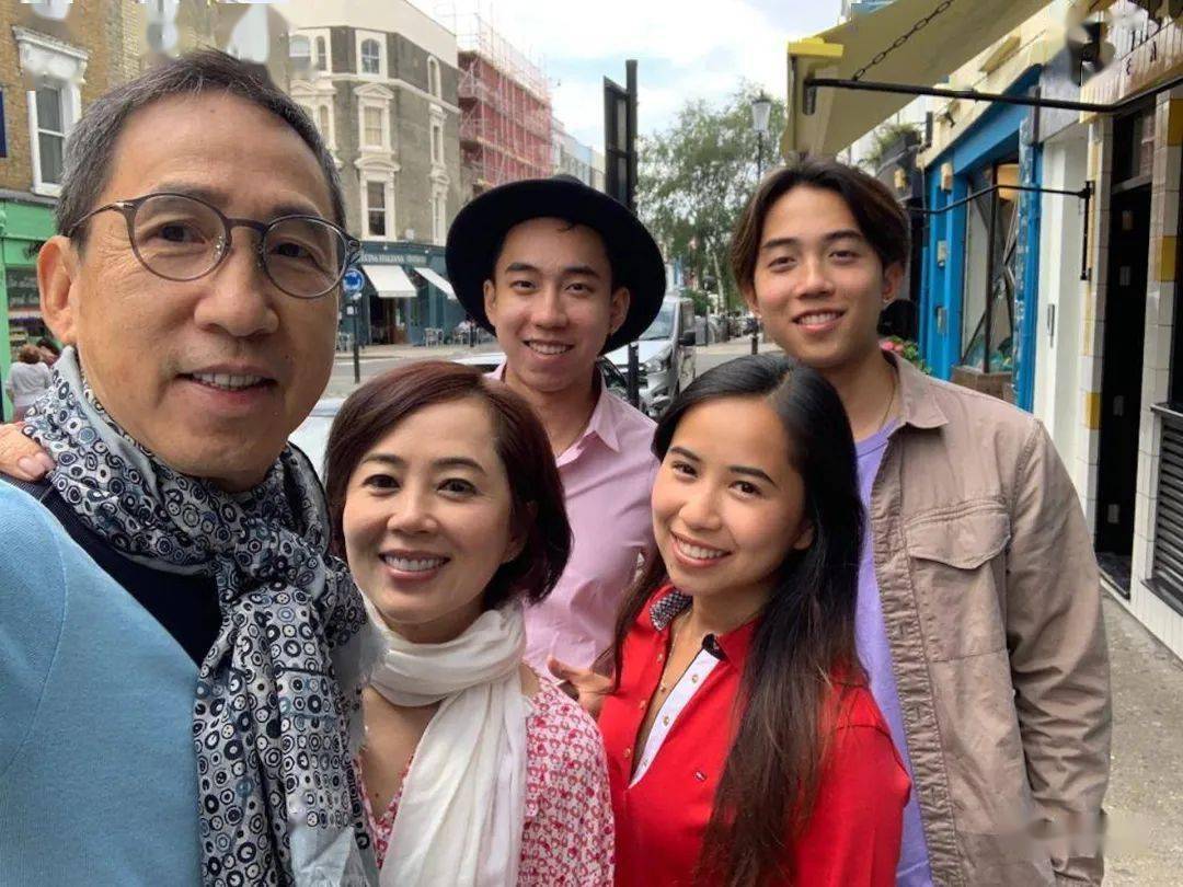 张坚庭透露杨诺思为了纪念结婚30周年,还悄悄地走进录音室为他录歌,还