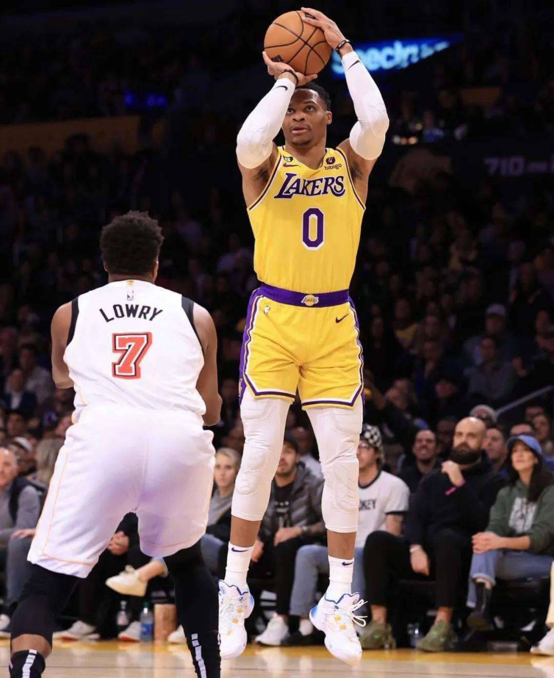 硬汉!90度崴脚,砍赛季新高,拯救了湖人_施罗德_威少_热火