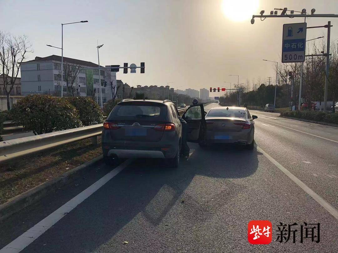 走自己的路让别人无路可走?男子突然变道后车避不开,撞了!_车辆_车道_碰撞