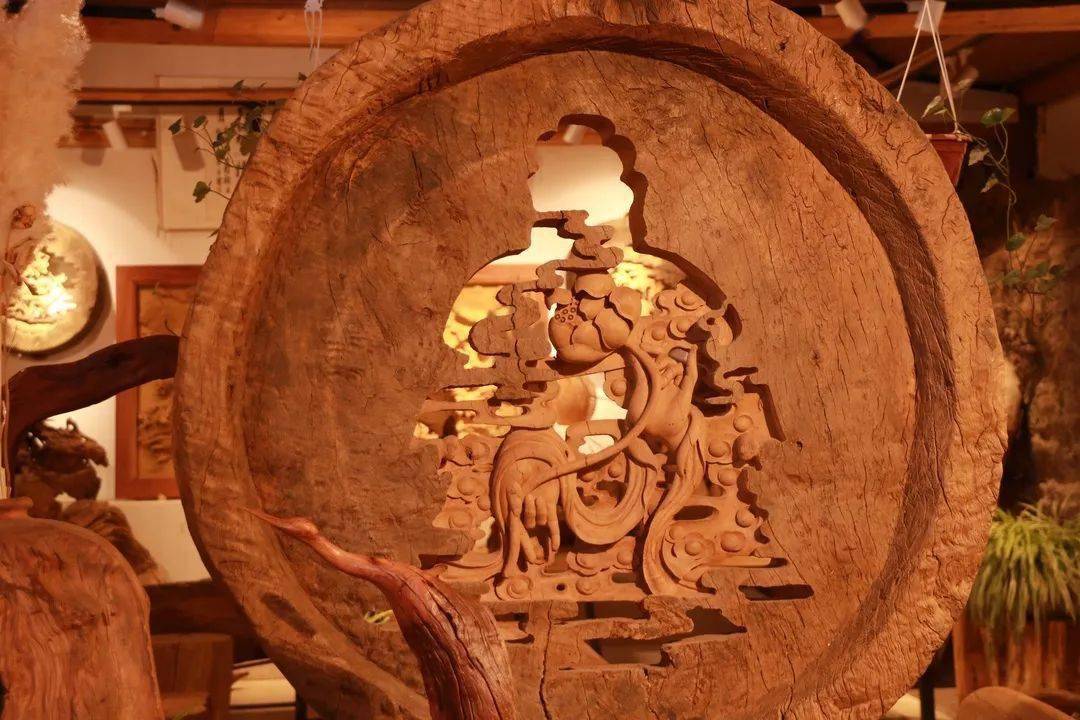 介绍了几件在剧中"出镜"的木雕艺术品天工坊木雕传承人罗叶辉带大家