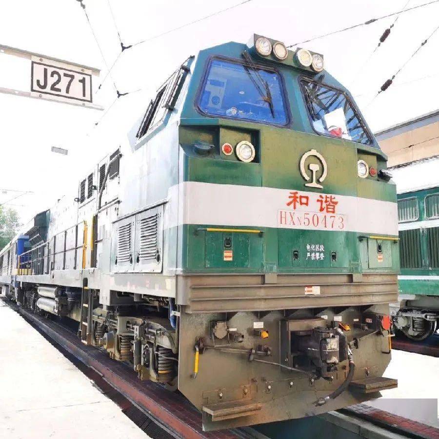 近日,新配属的4台hxn5b型内燃调车机到达哈密机务段,32台hxn5型内燃机