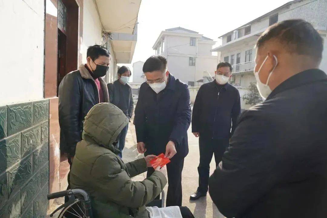 为了让困难人员过上一个温暖祥和的春节,1月6日上午,县委书记谭伯乐赴